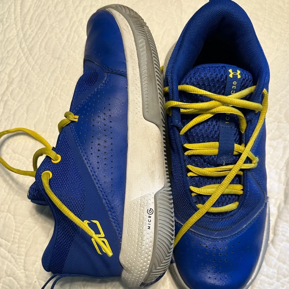 Under Armour Kids Blue and Yellow Sneakers size 6Y‎